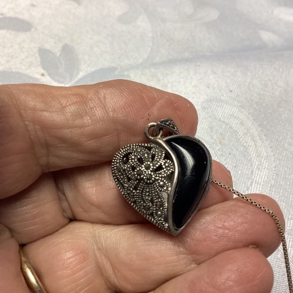 STERLING ONYX HEART LOCKET OPENS FOR PICTURE 🖤 - Picture 6 of 13